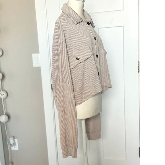 Altar'd State Women’s Ribbed Pocket Cropped Button Down Top Size L Tan - Picture 3 of 6